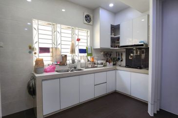 Tastefully Renovated and Well Maintained Double Storey Superlinked House at Kemuning Bayu Kota Kemuning For Sale!!