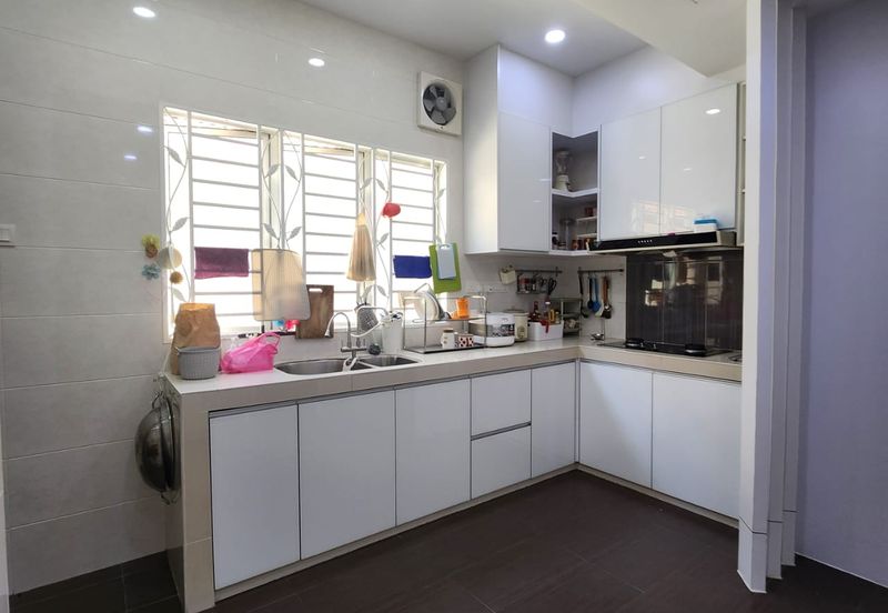 Tastefully Renovated and Well Maintained Double Storey Superlinked House at Kemuning Bayu Kota Kemuning For Sale!!