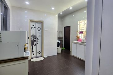 Tastefully Renovated and Well Maintained Double Storey Superlinked House at Kemuning Bayu Kota Kemuning For Sale!!