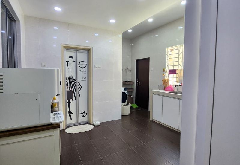 Tastefully Renovated and Well Maintained Double Storey Superlinked House at Kemuning Bayu Kota Kemuning For Sale!!