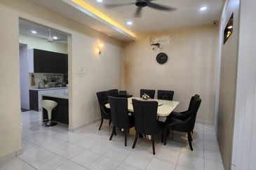 Tastefully Renovated and Well Maintained Double Storey Superlinked House at Kemuning Bayu Kota Kemuning For Sale!!