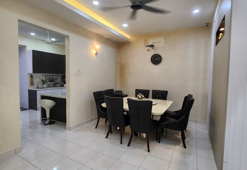 Tastefully Renovated and Well Maintained Double Storey Superlinked House at Kemuning Bayu Kota Kemuning For Sale!!