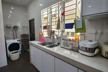 Tastefully Renovated and Well Maintained Double Storey Superlinked House at Kemuning Bayu Kota Kemuning For Sale!!