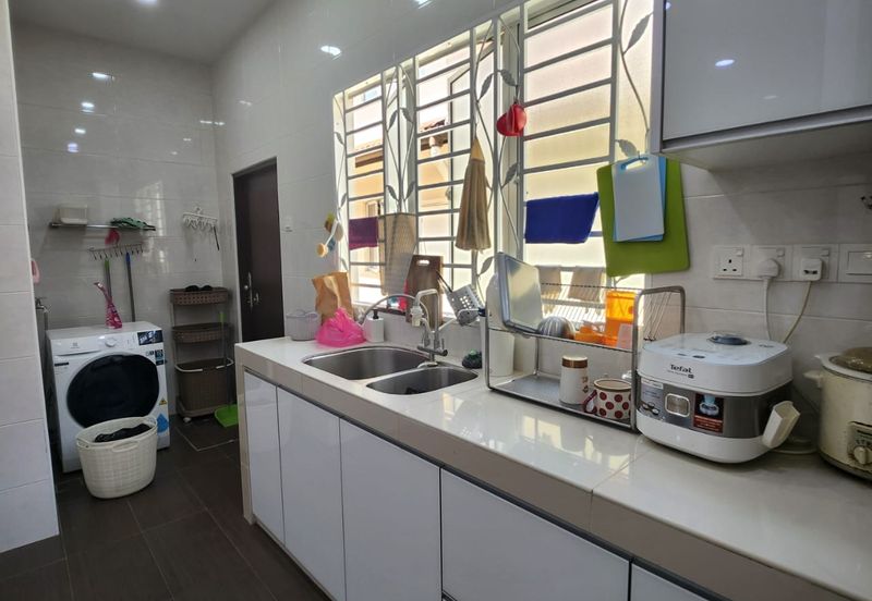 Tastefully Renovated and Well Maintained Double Storey Superlinked House at Kemuning Bayu Kota Kemuning For Sale!!