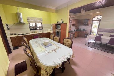 BANGLO CORNER LOT TEPI JALAN UTAMA TAMAN GELIGA INDAH KEMAMAN 