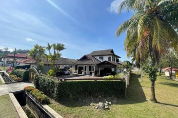 BANGLO CORNER LOT TEPI JALAN UTAMA TAMAN GELIGA INDAH KEMAMAN 