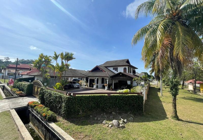 BANGLO CORNER LOT TEPI JALAN UTAMA TAMAN GELIGA INDAH KEMAMAN 