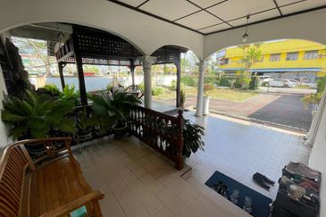 BANGLO CORNER LOT TEPI JALAN UTAMA TAMAN GELIGA INDAH KEMAMAN 