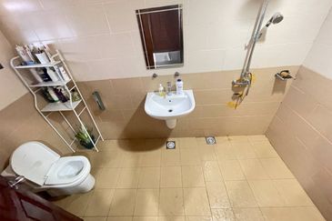 BANGLO CORNER LOT TEPI JALAN UTAMA TAMAN GELIGA INDAH KEMAMAN 