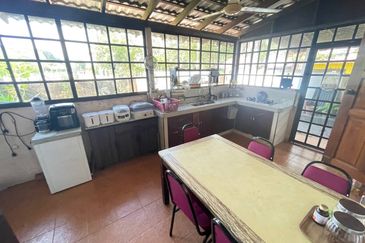 BANGLO CORNER LOT TEPI JALAN UTAMA TAMAN GELIGA INDAH KEMAMAN 