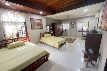 BANGLO CORNER LOT TEPI JALAN UTAMA TAMAN GELIGA INDAH KEMAMAN 