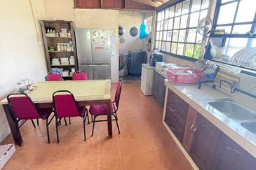 BANGLO CORNER LOT TEPI JALAN UTAMA TAMAN GELIGA INDAH KEMAMAN 