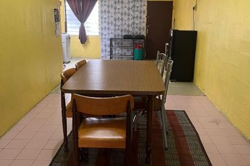 Teres Setingkat Di Taman Tas 