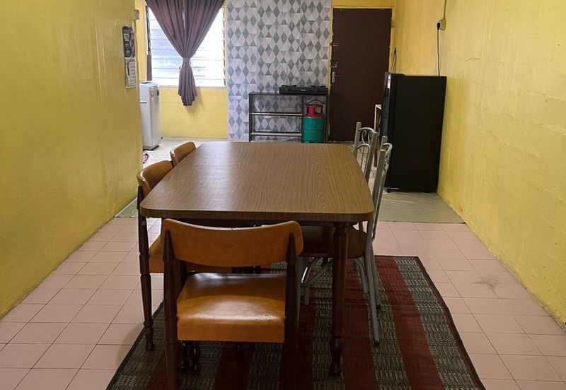 Teres Setingkat Di Taman Tas 