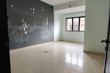 SEMI D 2 TINGKAT , LORONG TOK SIRA, KUANTAN, PAHANG BELOW MARKET VALUE 