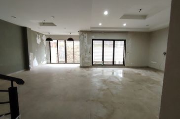 SEMI D 2 TINGKAT , LORONG TOK SIRA, KUANTAN, PAHANG BELOW MARKET VALUE 