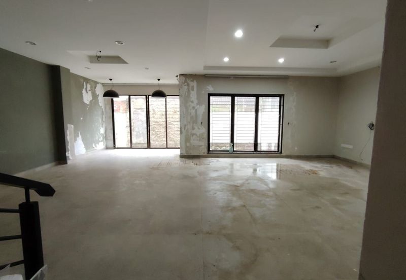 SEMI D 2 TINGKAT , LORONG TOK SIRA, KUANTAN, PAHANG BELOW MARKET VALUE 