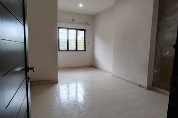 SEMI D 2 TINGKAT , LORONG TOK SIRA, KUANTAN, PAHANG BELOW MARKET VALUE 