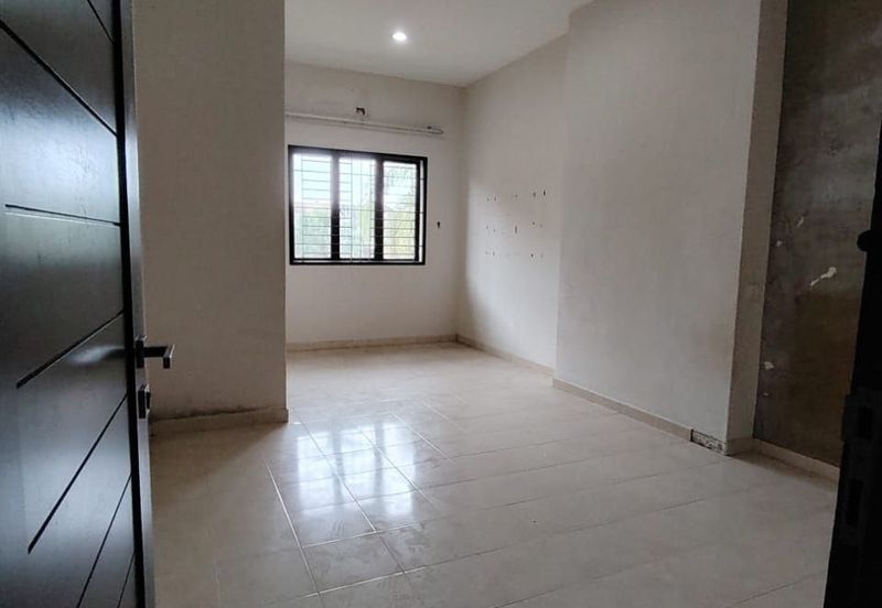 SEMI D 2 TINGKAT , LORONG TOK SIRA, KUANTAN, PAHANG BELOW MARKET VALUE 