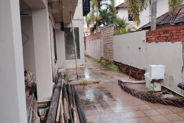 SEMI D 2 TINGKAT , LORONG TOK SIRA, KUANTAN, PAHANG BELOW MARKET VALUE 