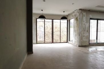 SEMI D 2 TINGKAT , LORONG TOK SIRA, KUANTAN, PAHANG BELOW MARKET VALUE 