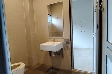 SEMI D 2 TINGKAT , LORONG TOK SIRA, KUANTAN, PAHANG BELOW MARKET VALUE 