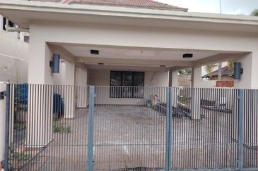 SEMI D 2 TINGKAT , LORONG TOK SIRA, KUANTAN, PAHANG BELOW MARKET VALUE 