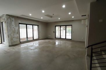 SEMI D 2 TINGKAT , LORONG TOK SIRA, KUANTAN, PAHANG BELOW MARKET VALUE 