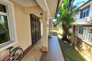 Kulai Bandar Putra - Jalan Kempas - Double Storey Semi-D 10-ft vacant Land