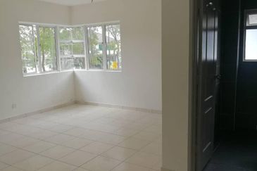 Kulai - Jalan Desa Baiduri - Double Storey Semi D Corner lot