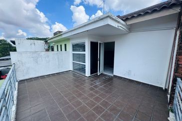 Kulai - Jalan Desa Baiduri 2 - Double Storey Terrace House