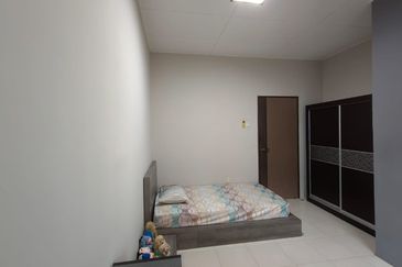 Kulai - Taman Scientex, Kelapa Sawit - 2 storey Semi D Corner Lot