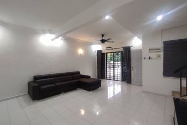 Kulai Indahpura - Jalan Kemboja ✅Double Storey Terrace House Unblock View