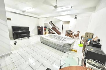 Kulai Bandar Putra  Jalan nuri - Double Storey House Full Loan Unit