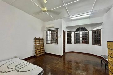 Kulai Bandar Putra  Jalan nuri - Double Storey House Full Loan Unit