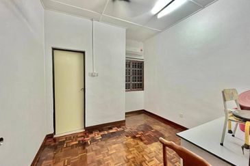 Kulai Bandar Putra  Jalan nuri - Double Storey House Full Loan Unit