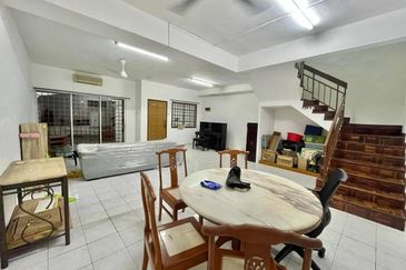 Kulai Bandar Putra  Jalan nuri - Double Storey House Full Loan Unit