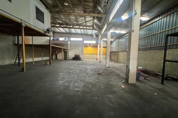 JB - Taman Sri Yacor Jalan Wira - 1 1/2 Storey Semi-D Factory