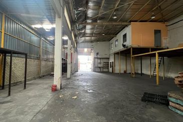 JB - Taman Sri Yacor Jalan Wira - 1 1/2 Storey Semi-D Factory