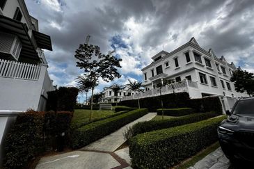 Eco Botanic / The Chateau / Two & Half Storey Superlink House End Lot