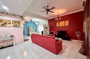 Kulai - Taman Kulai Utama / Jalan Anggerik / Double Storey Terrace House End Lot