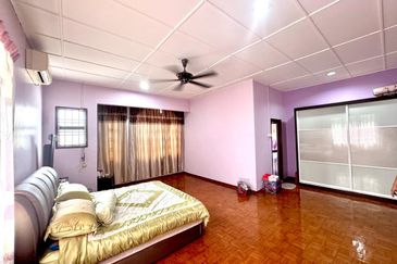 Kulai - Taman Kulai Utama / Jalan Anggerik / Double Storey Terrace House End Lot