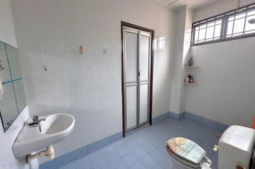 Kulai - Taman Kulai Utama / Jalan Anggerik / Double Storey Terrace House End Lot