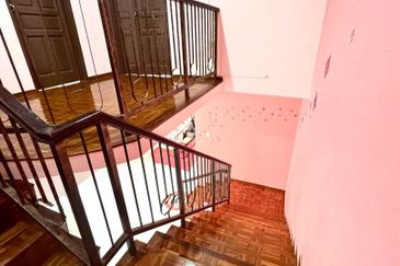 Kulai - Taman Kulai Utama / Jalan Anggerik / Double Storey Terrace House End Lot