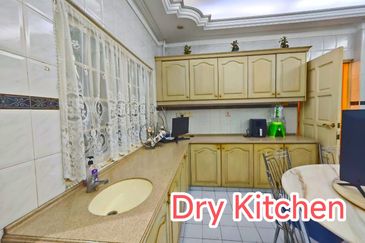 JB / Bungalow House Stulang Laut