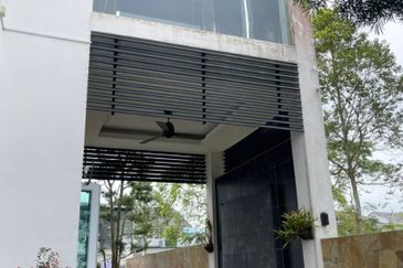 Kulai Taman Lagenda Putra / Double Storey Semi D (End Lot Unit) 