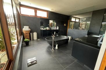 Iskandar Puteri / Ledang Heights / Bungalow House with private pool