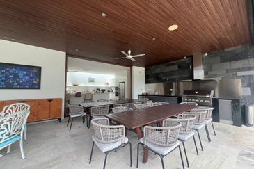 Iskandar Puteri / Ledang Heights / Bungalow House with private pool