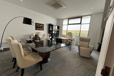 Iskandar Puteri / Ledang Heights / Bungalow House with private pool