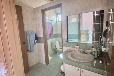 Ulu Tiram / Taman Pelangi Indah / Jln Pesona / 2.5 Storey Semi-D